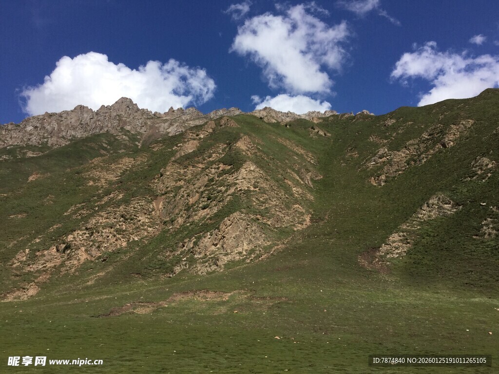 高山草原蓝天美景