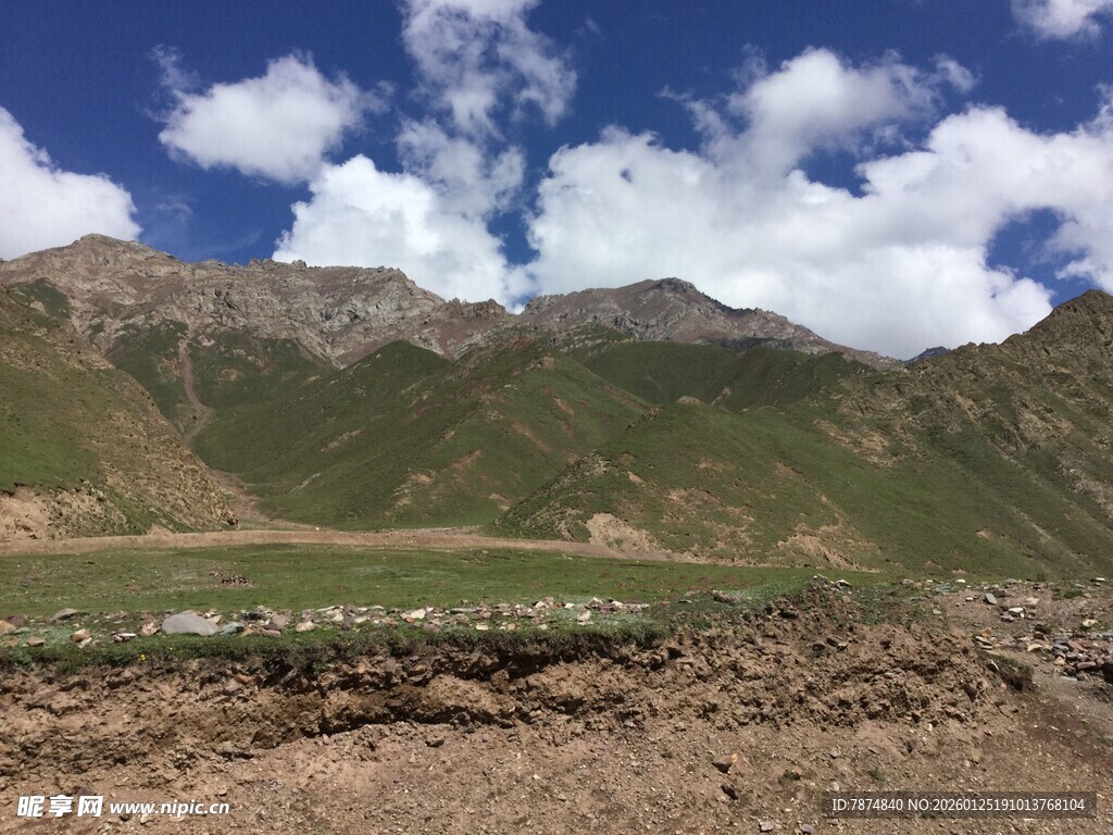 高山旷野蓝天白云美景