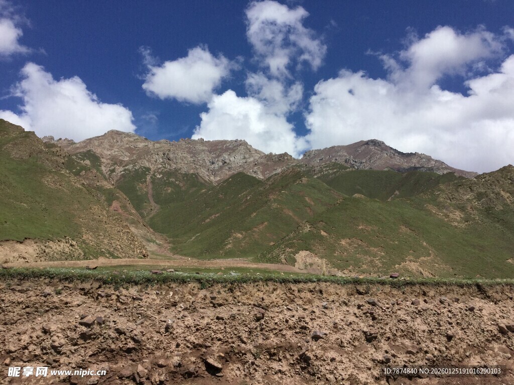 高山旷野蓝天白云美景