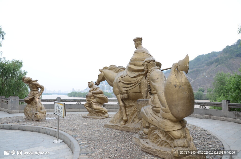 骆驼雕塑群展现丝路风情