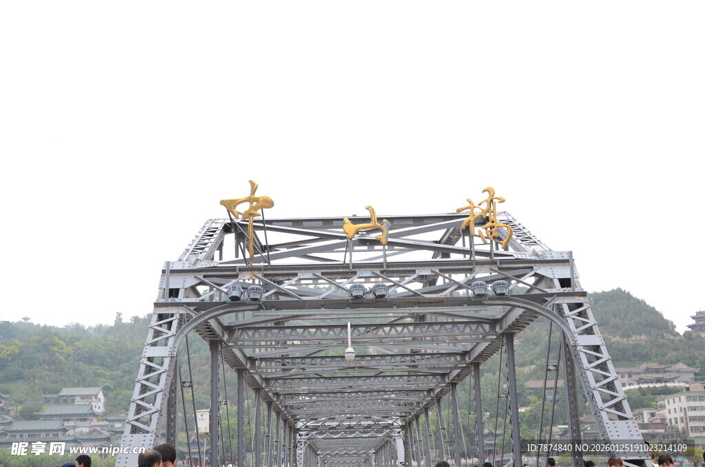 复古铁桥 金色雕塑显独特