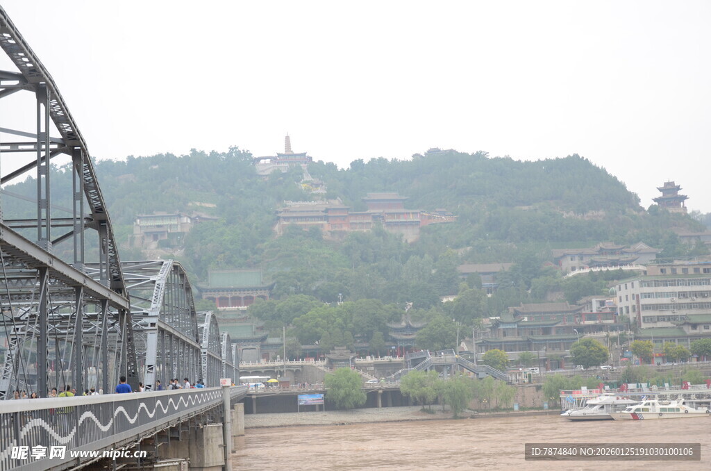 江边铁桥与远处山峦景观