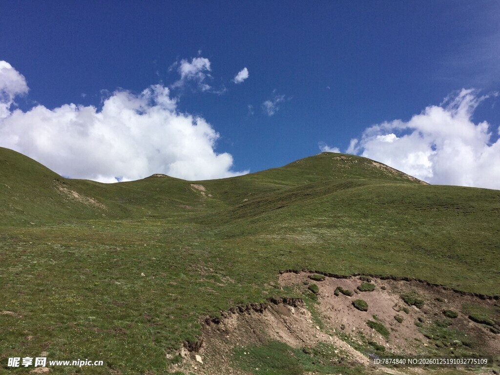 草原山坡蓝天美景