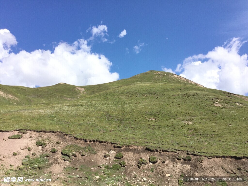 草原山丘蓝天美景