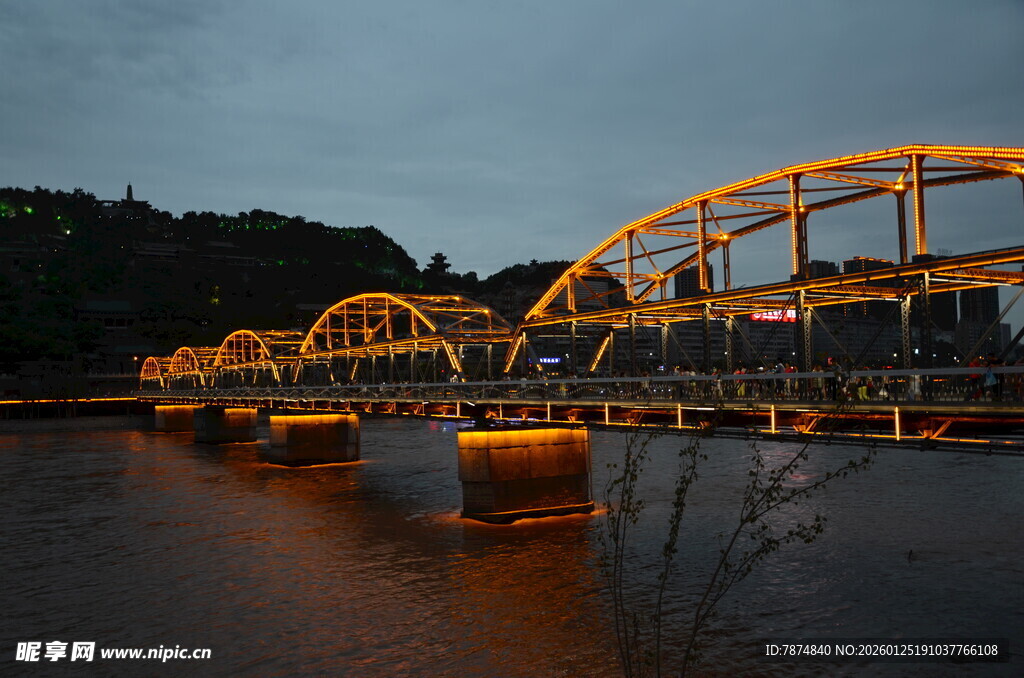 夜幕下的璀璨桥梁