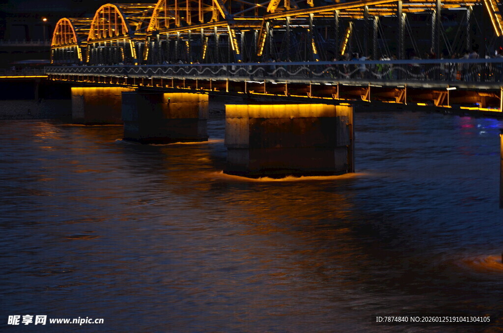 夜晚璀璨灯光下的桥梁