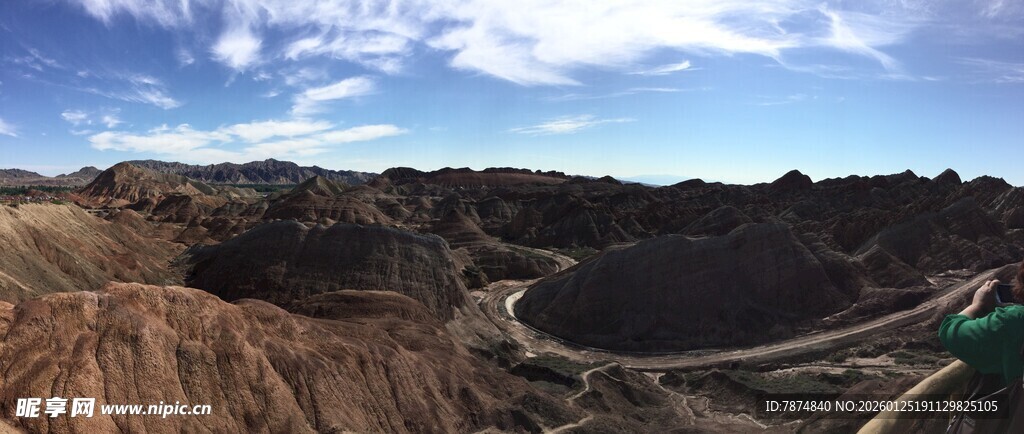 壮丽露天矿坑景观