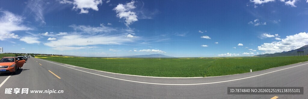 公路上的汽车与开阔风景