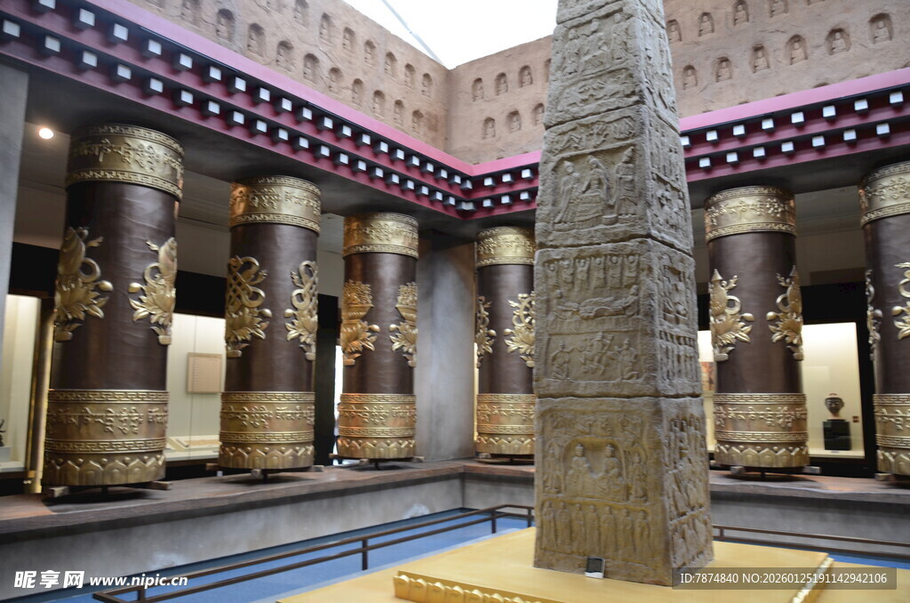 古埃及风格建筑内的石柱