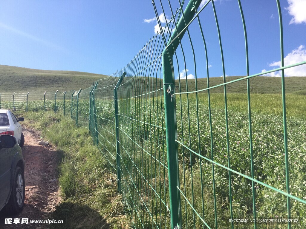 草原上的绿色防护围栏