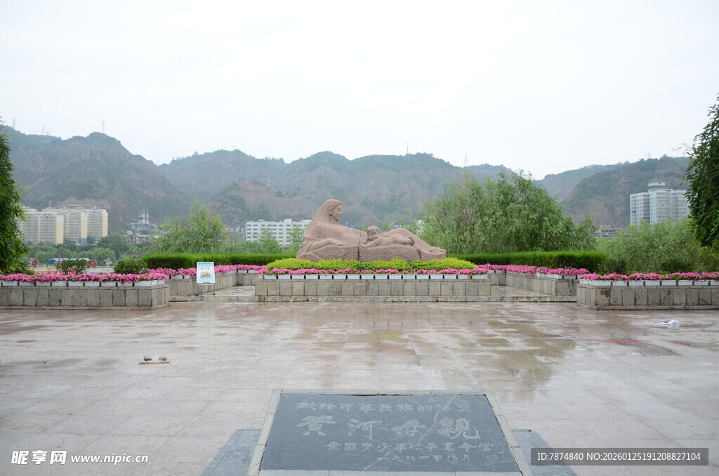 雨后广场与远山景致