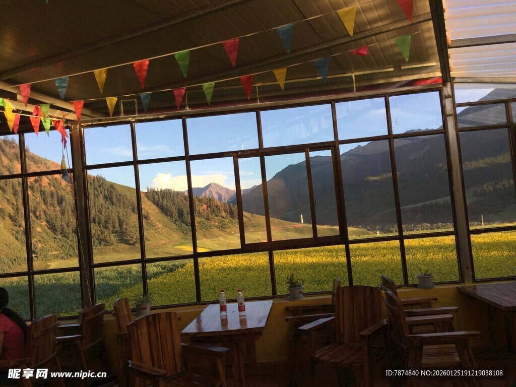 阳光餐厅内的户外美景