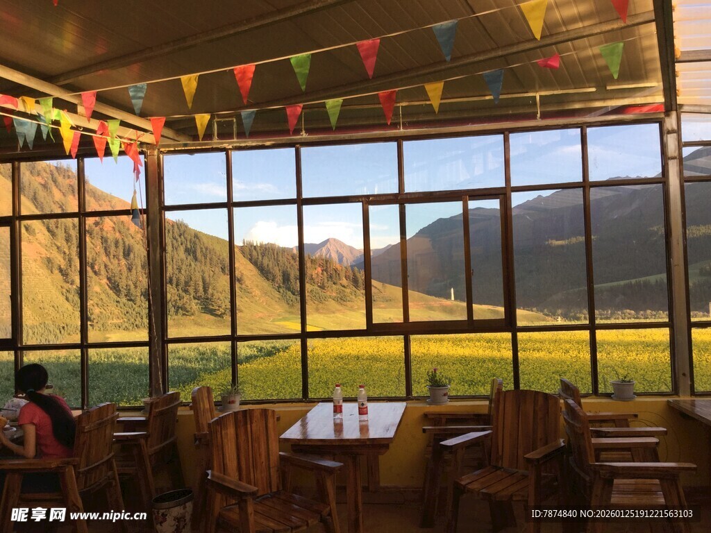 窗景如画的温馨餐厅空间