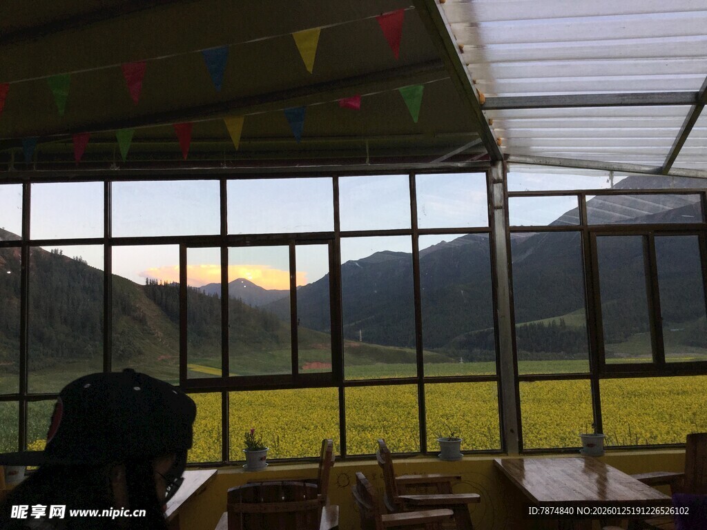 室内望外的美丽自然风光