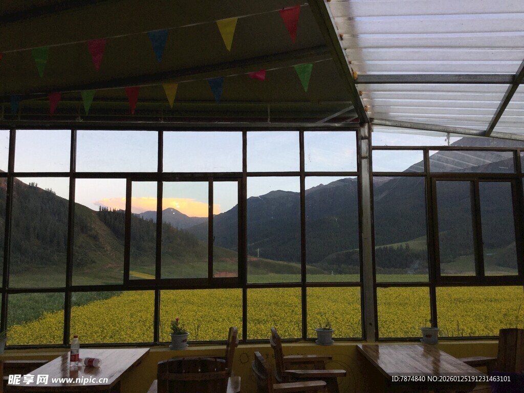 窗边美景 田园山色与桌椅