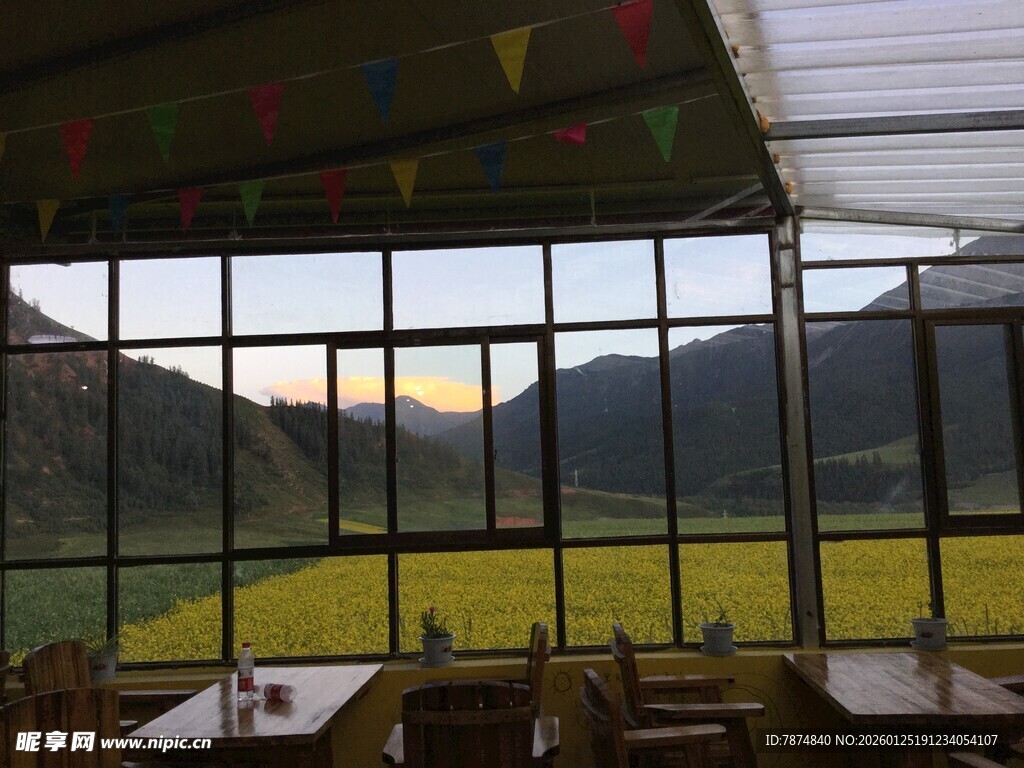 山间玻璃房内的惬意景致