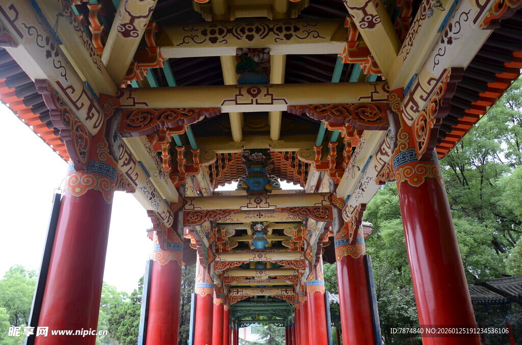 中式长廊彩绘梁柱景观