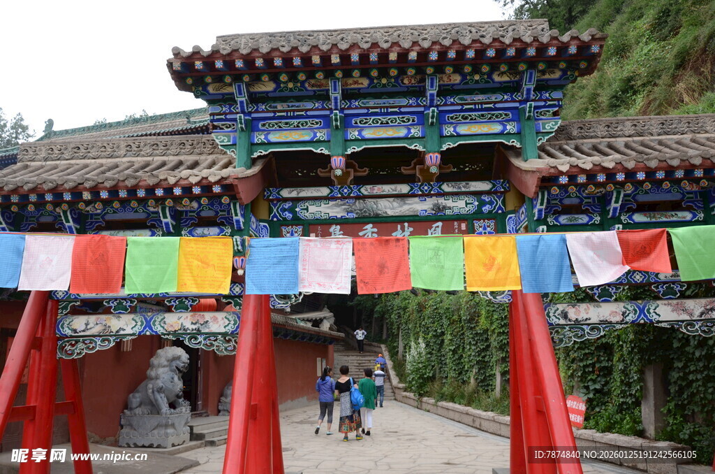 藏式牌坊下的多彩经幡