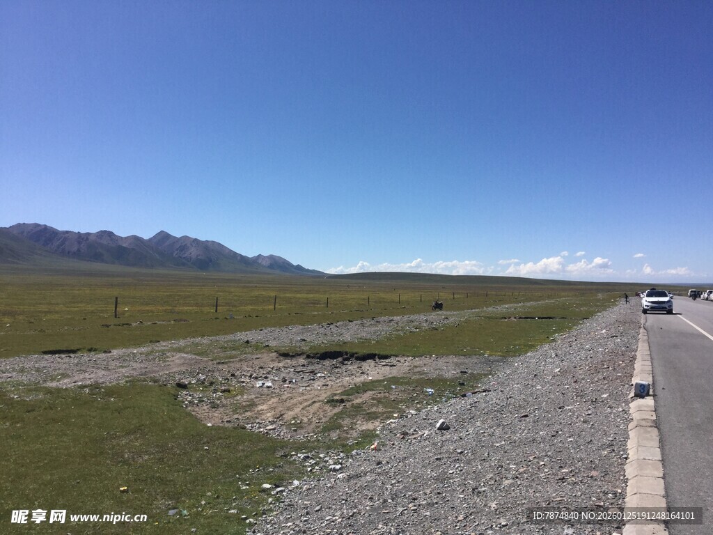 草原公路旁的开阔风景