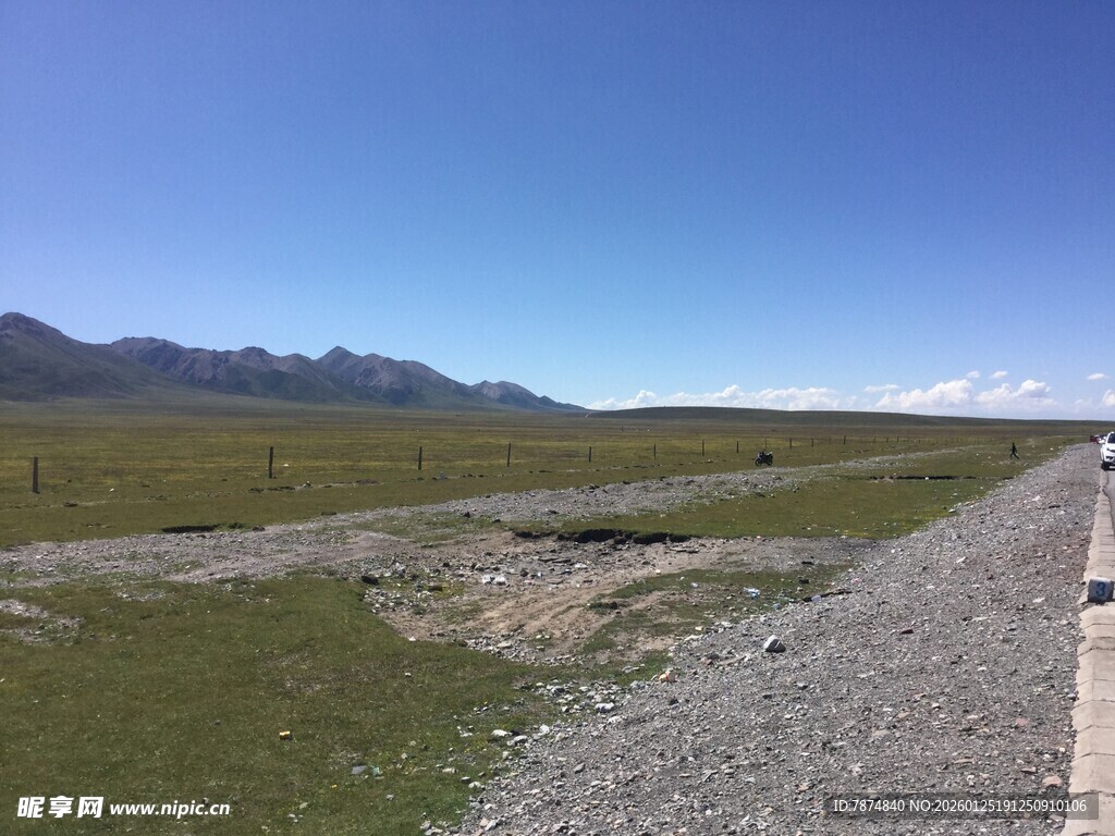草原铁路旁的开阔风景