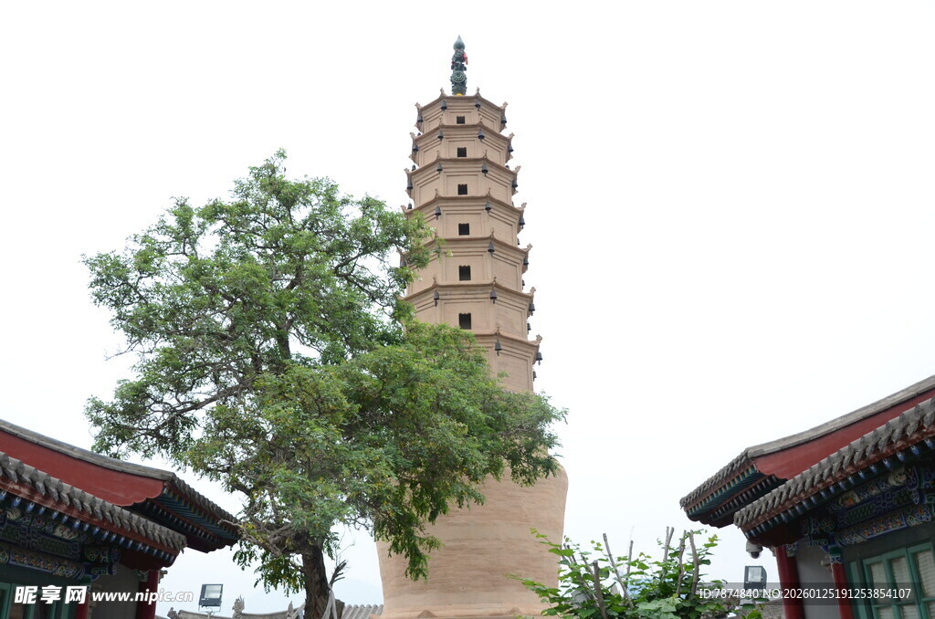 古塔旁中式建筑与绿树