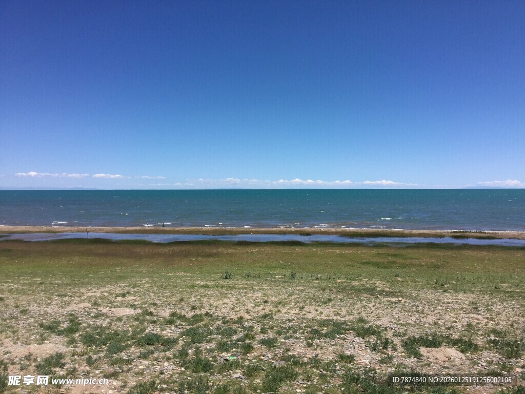 草原尽头的辽阔蓝色海洋