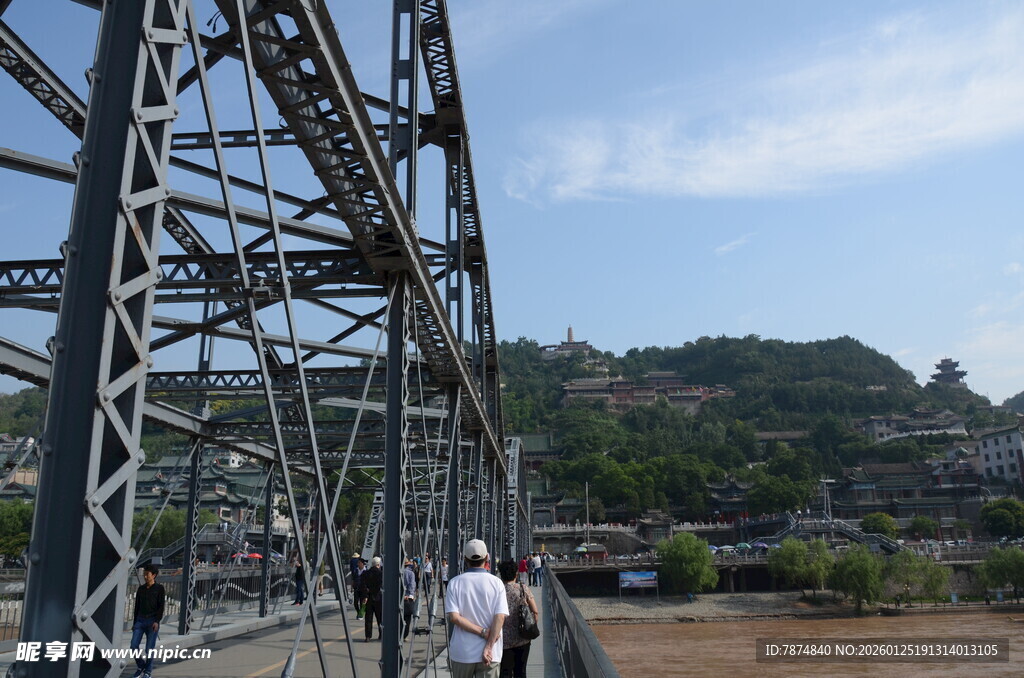 男子漫步铁桥之上