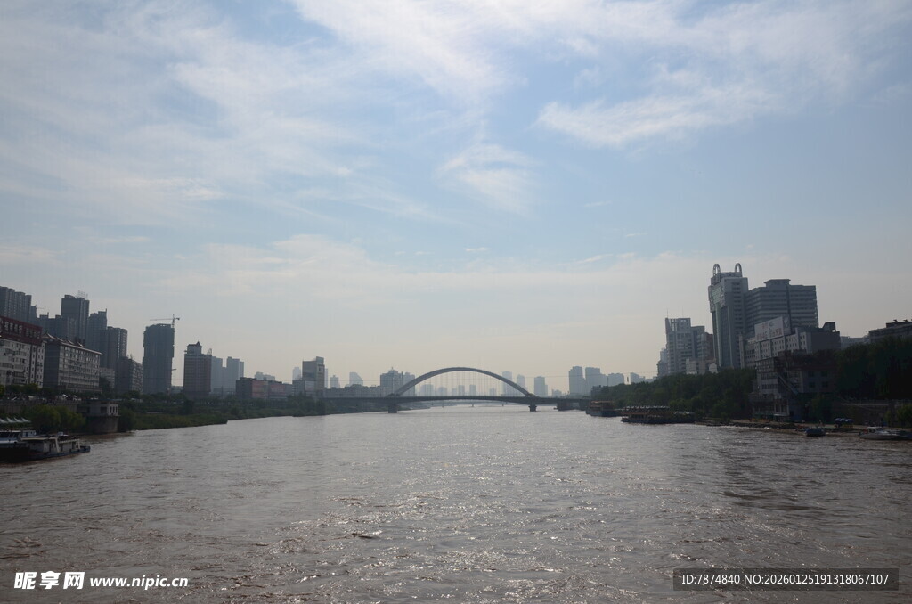 城市河畔风光与桥梁景致