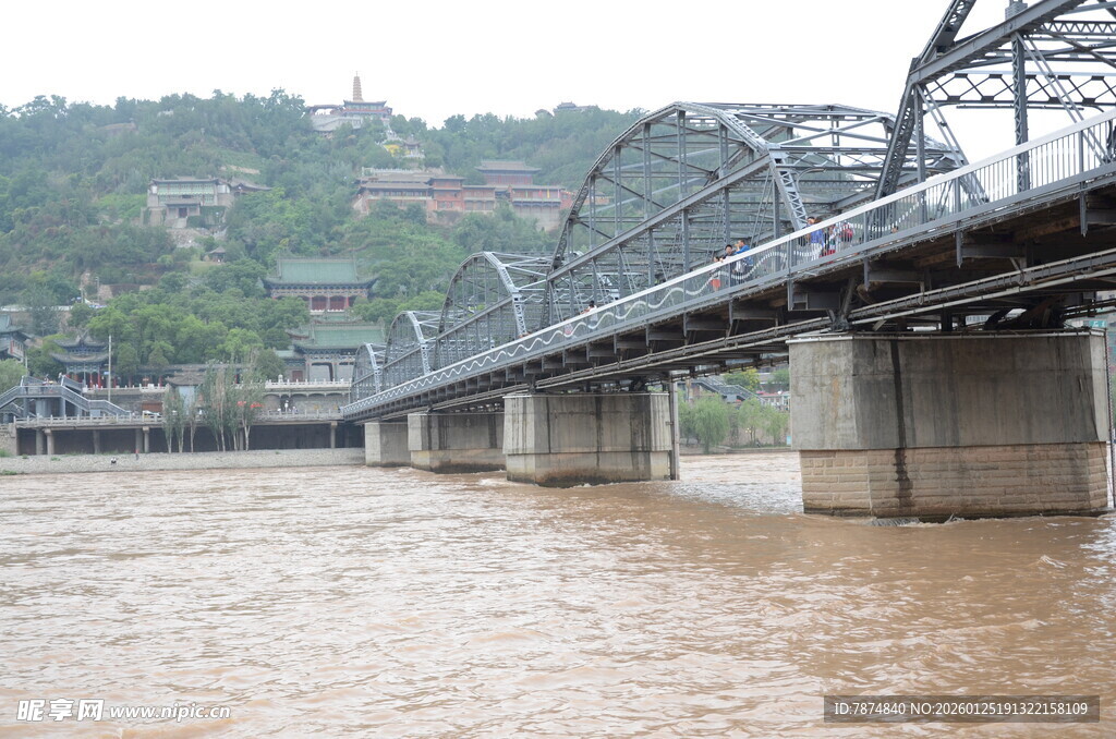 江上铁桥横跨湍急水域