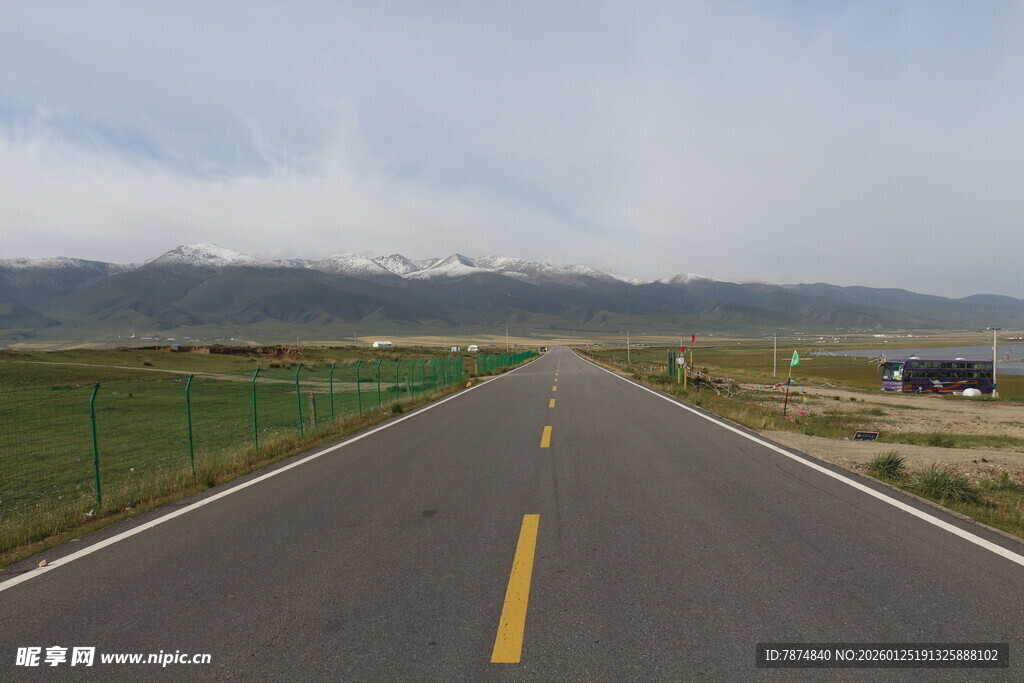 宽阔公路伸向远方