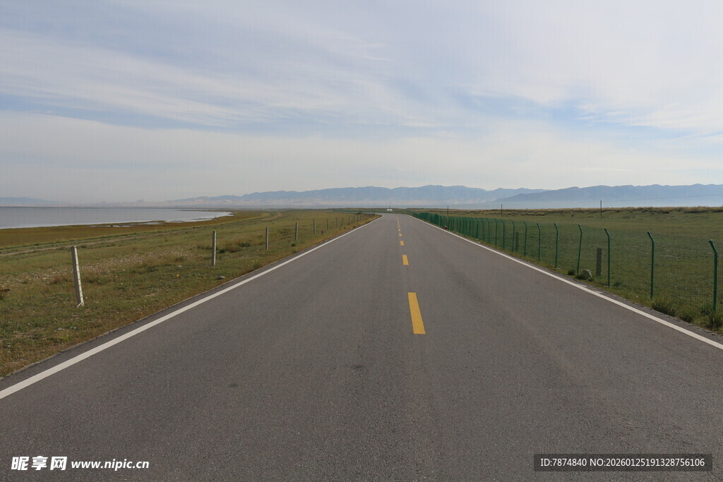 宽阔公路伸向远方