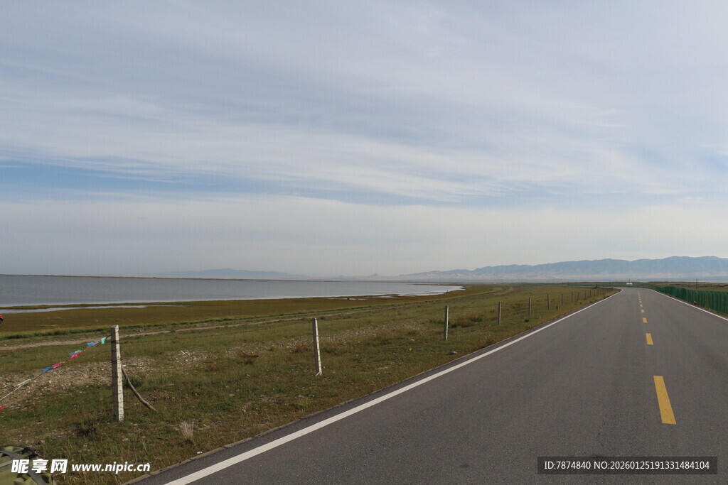 空旷公路延伸向远方