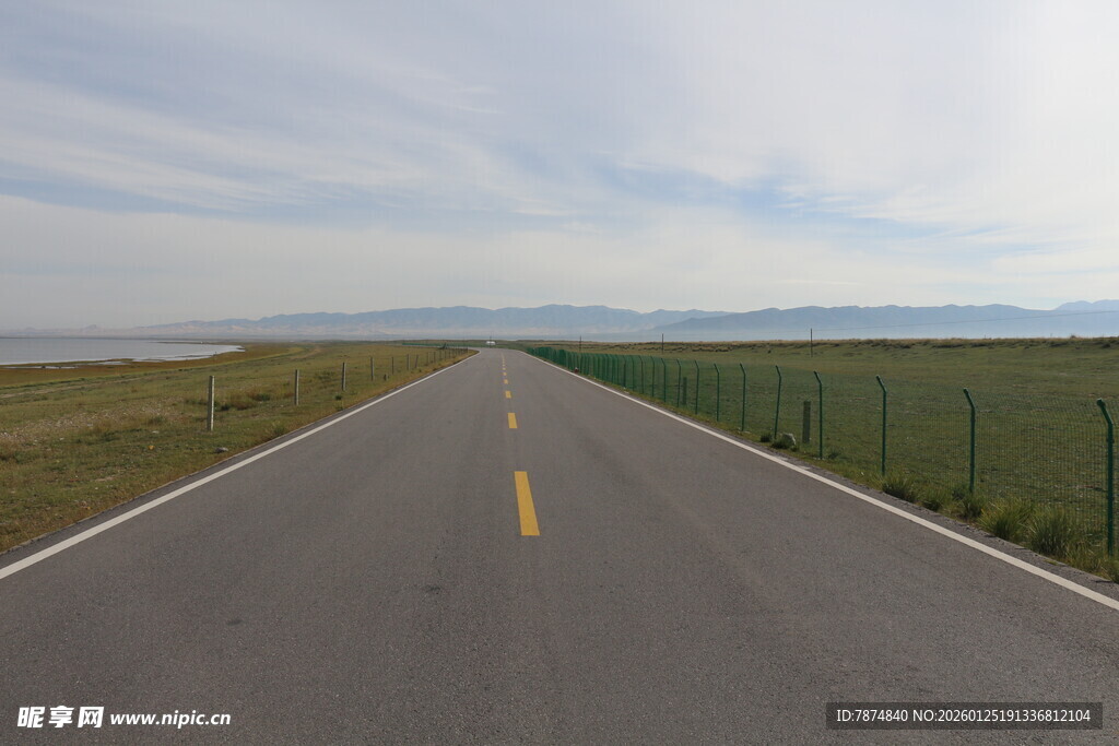 空旷公路伸向远方
