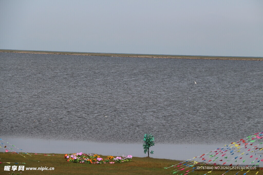 湖畔独行者的静谧时刻