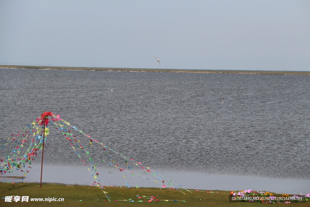 湖边多彩风筝装点美丽风景