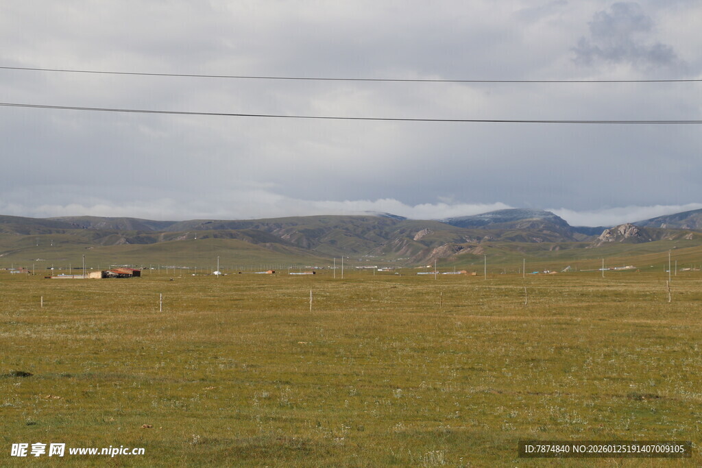 草原远景 山峦隐现
