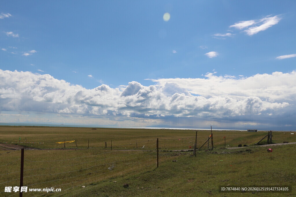 草原蓝天与远处雪岭风光