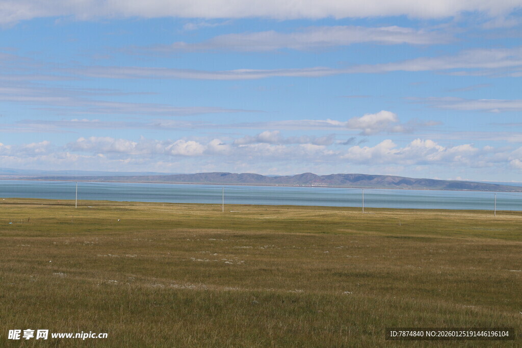 辽阔草原与远方蔚蓝湖泊