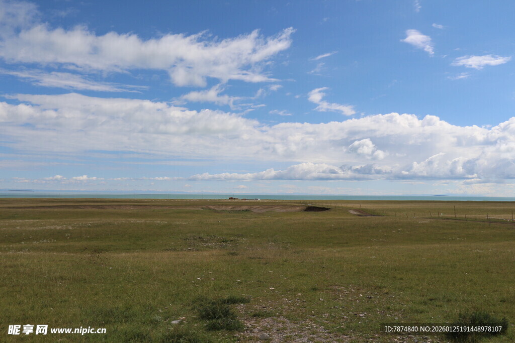 广袤草原蓝天白云美景
