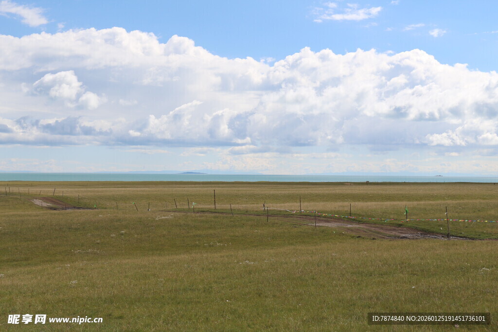 广袤草原与天际云海景观