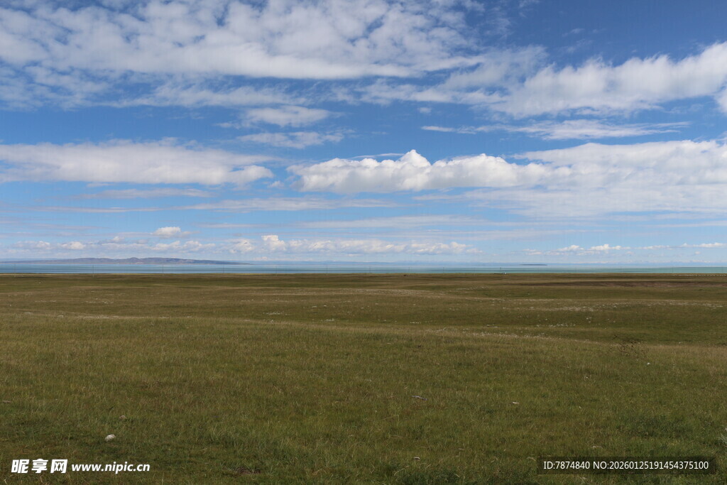 广袤草原上的蓝天白云