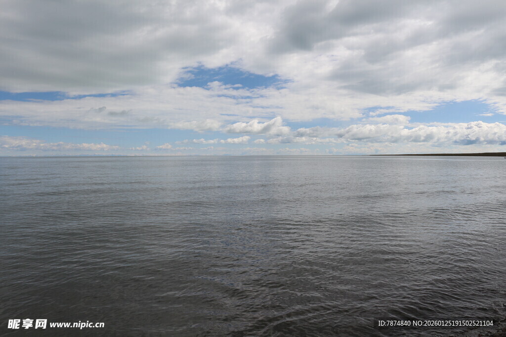 广阔海面与多云天空