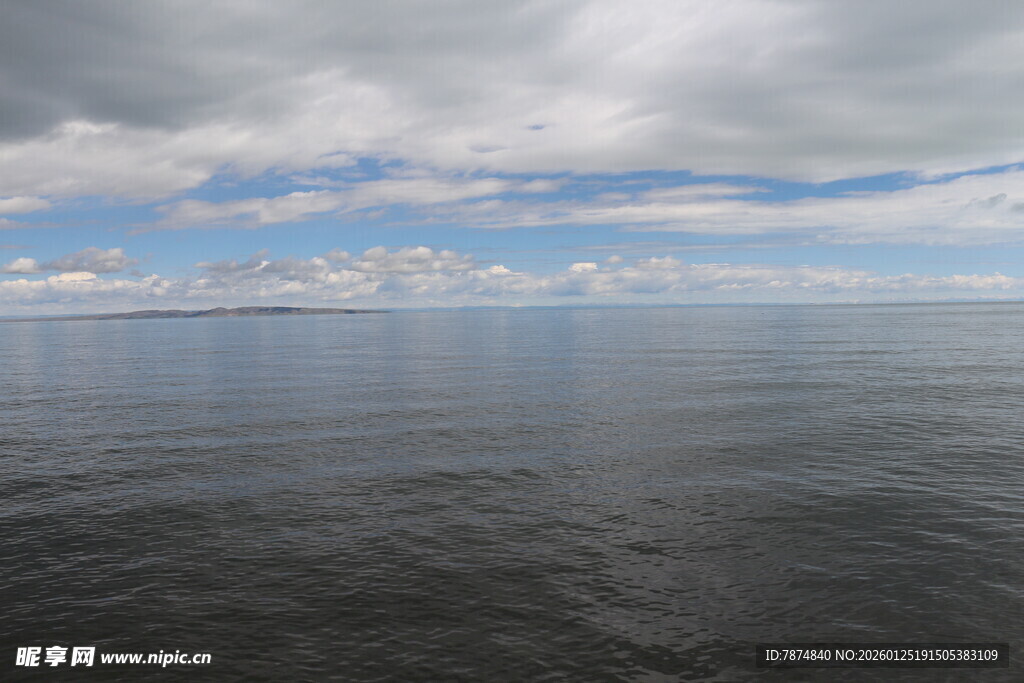 广阔海面与多云天空景象
