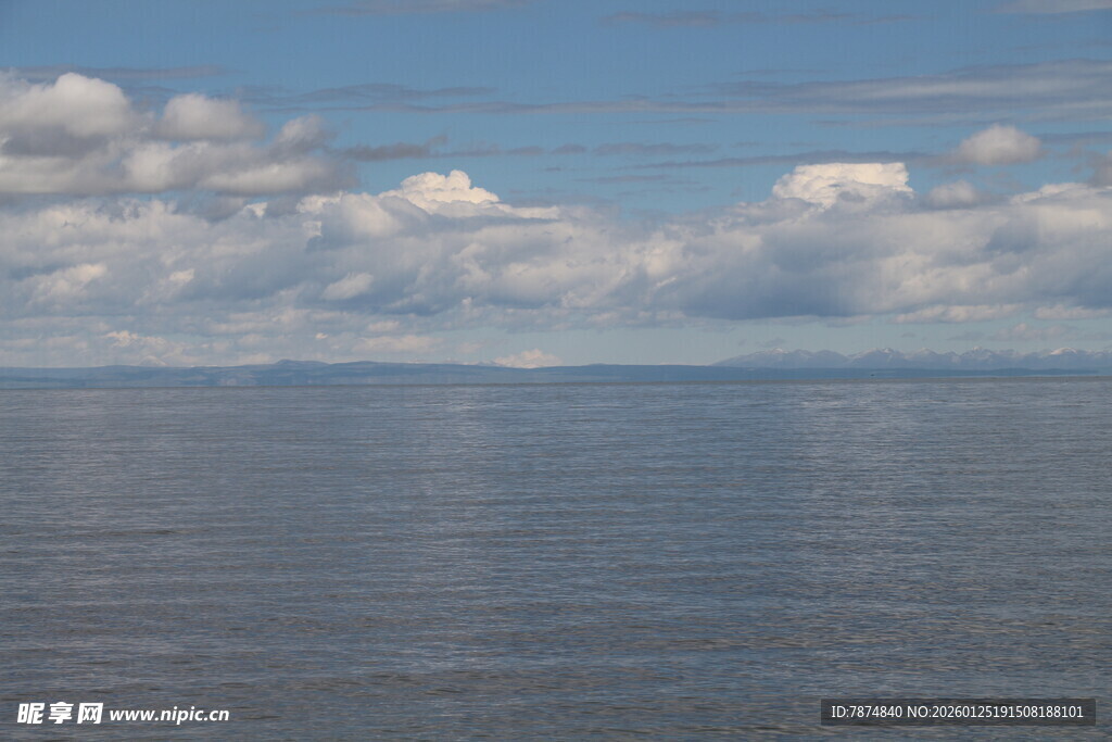 广阔海面与蓝天白云景象