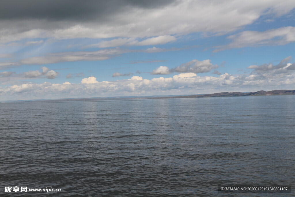 广阔海面与多云天空