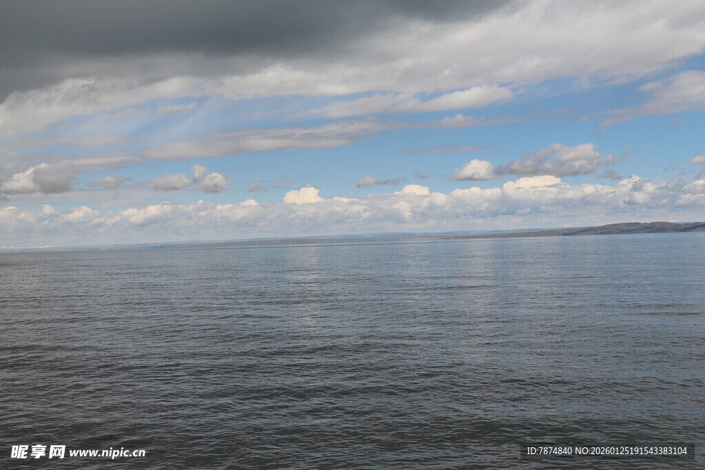 广阔海面与多云天空