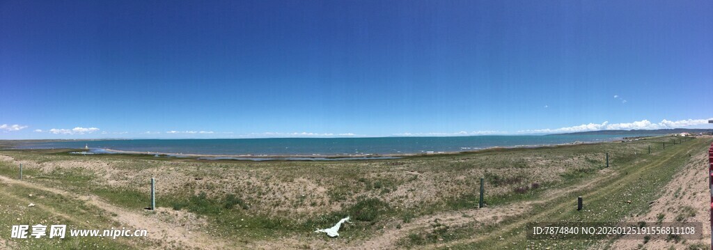 广袤草原上的开阔蓝天