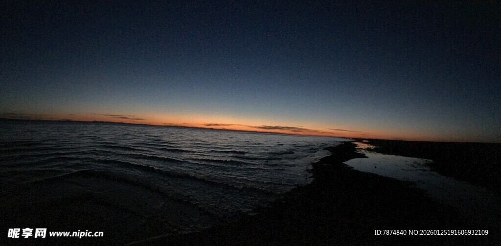 海边暮色中的宁静海岸线