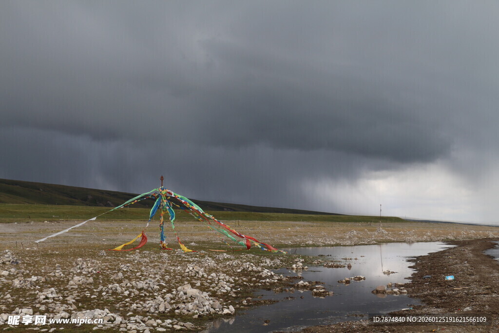 荒野中搭建在积水旁的帐篷
