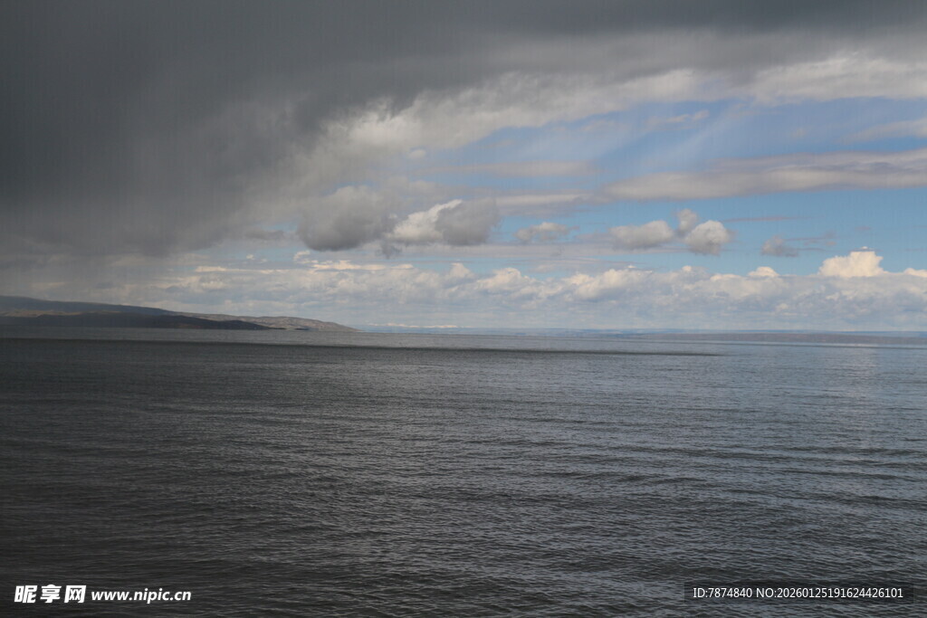 海上乌云密布的壮阔景象